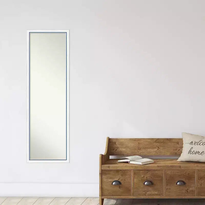 Miroir de porte sur pied encadré de bois blanc et bleu, simple