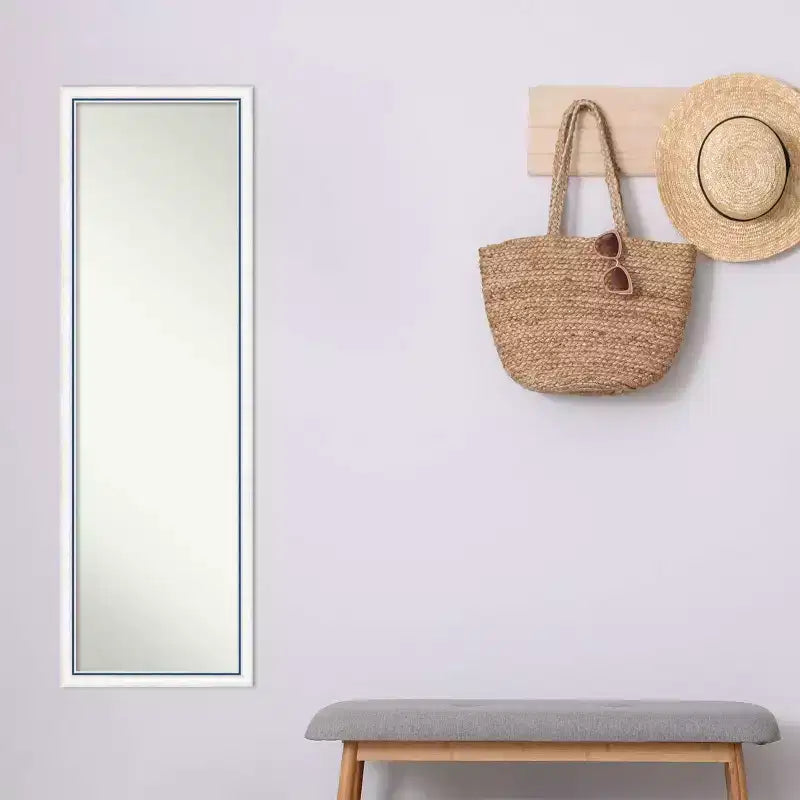 Miroir de porte sur pied encadré de bois blanc et bleu, simple