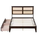 Lit plateforme avec tête de lit en rotin naturel, coloris Expresso / Chêne blanc – Double / Grand / Très grand
