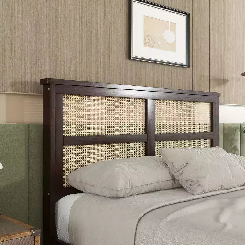 Lit plateforme avec tête de lit en rotin naturel, coloris Expresso / Chêne blanc – Double / Grand / Très grand