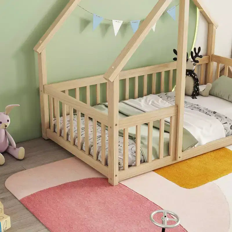 Lit de sol de style maison avec barrières de sécurité, jumeau, gris/naturel/blanc, pour 1 enfant