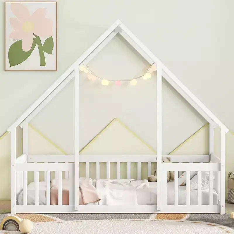 Lit de sol de style maison avec barrières de sécurité, jumeau, gris/naturel/blanc, pour 1 enfant