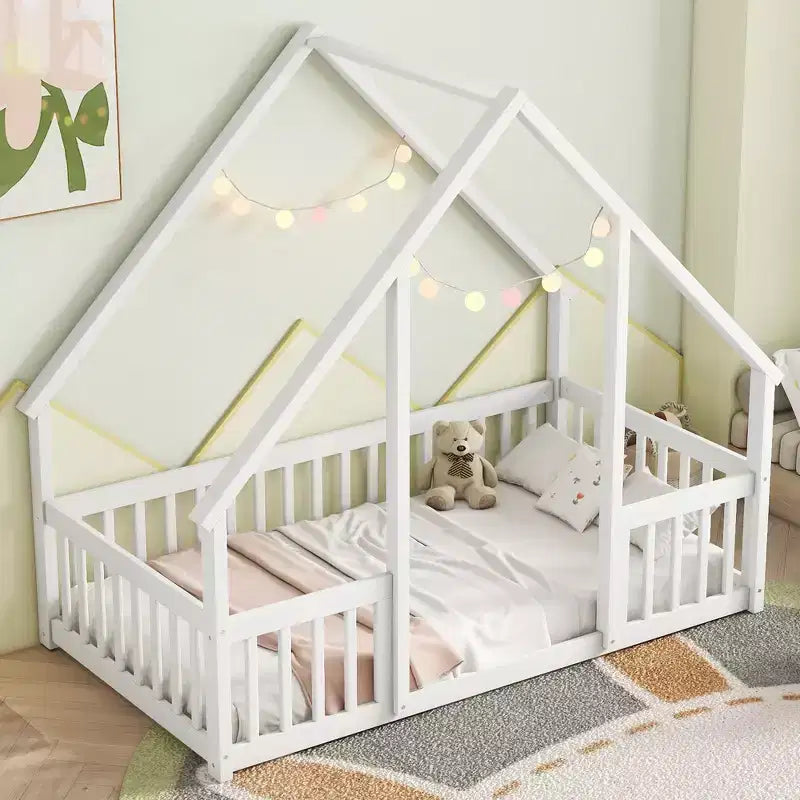 Lit de sol de style maison avec barrières de sécurité, jumeau, gris/naturel/blanc, pour 1 enfant
