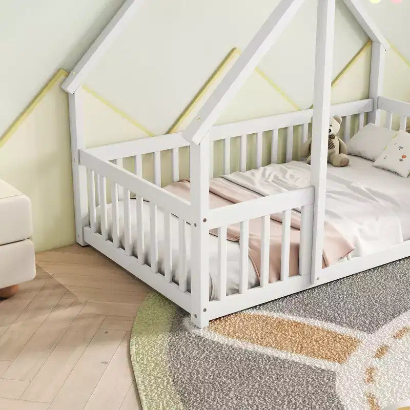 Lit de sol de style maison avec barrières de sécurité, jumeau, gris/naturel/blanc, pour 1 enfant