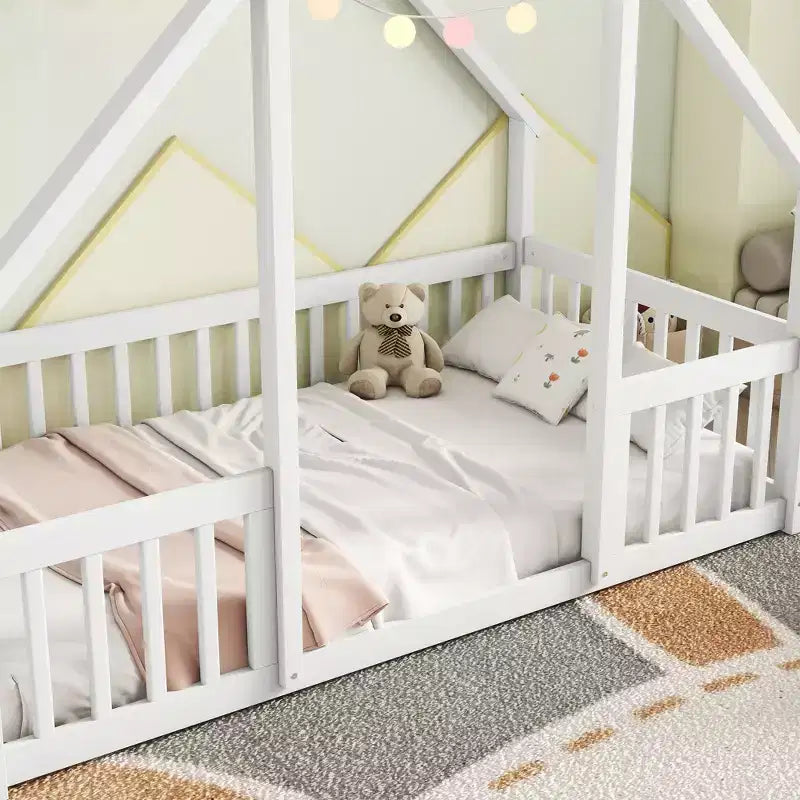 Lit de sol de style maison avec barrières de sécurité, jumeau, gris/naturel/blanc, pour 1 enfant