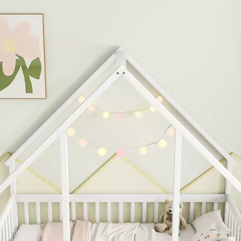 Lit de sol de style maison avec barrières de sécurité, jumeau, gris/naturel/blanc, pour 1 enfant