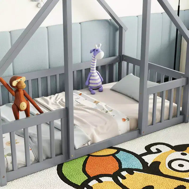 Lit de sol de style maison avec barrières de sécurité, jumeau, gris/naturel/blanc, pour 1 enfant