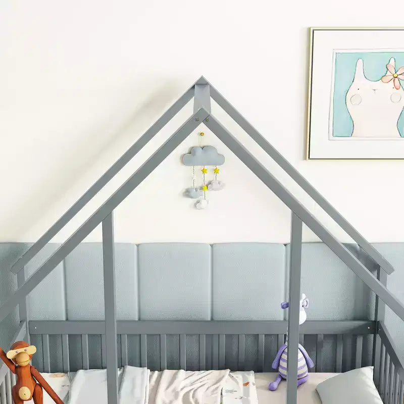 Lit de sol de style maison avec barrières de sécurité, jumeau, gris/naturel/blanc, pour 1 enfant