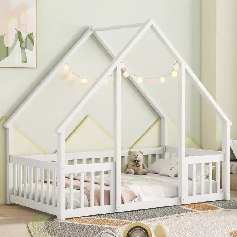 Lit de sol de style maison avec barrières de sécurité, jumeau, gris/naturel/blanc, pour 1 enfant